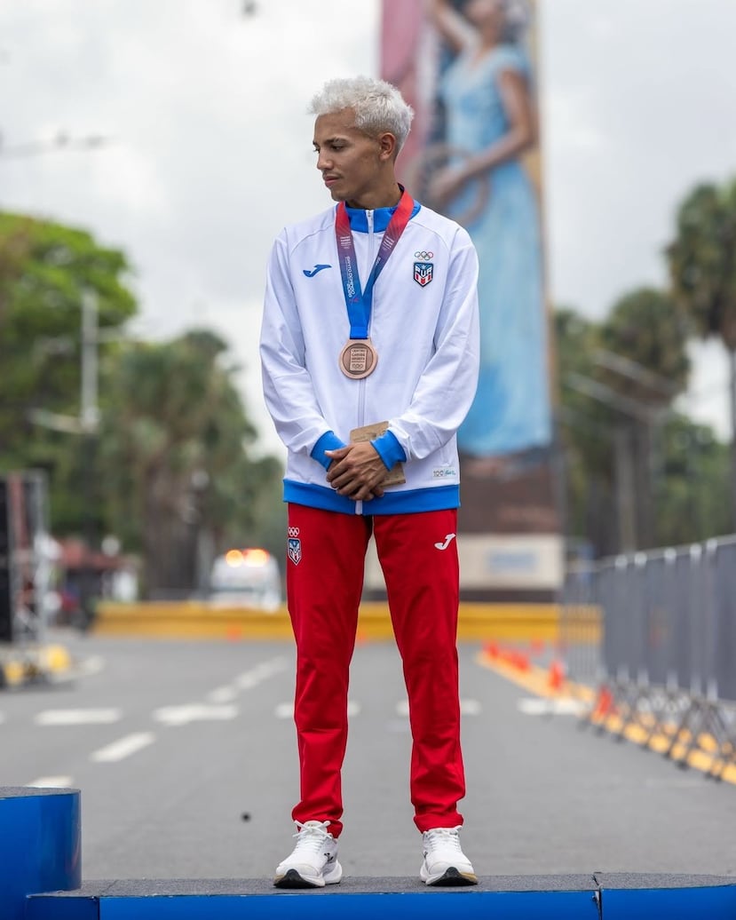 Héctor Pagán posa en el podio con su medalla de bronce.