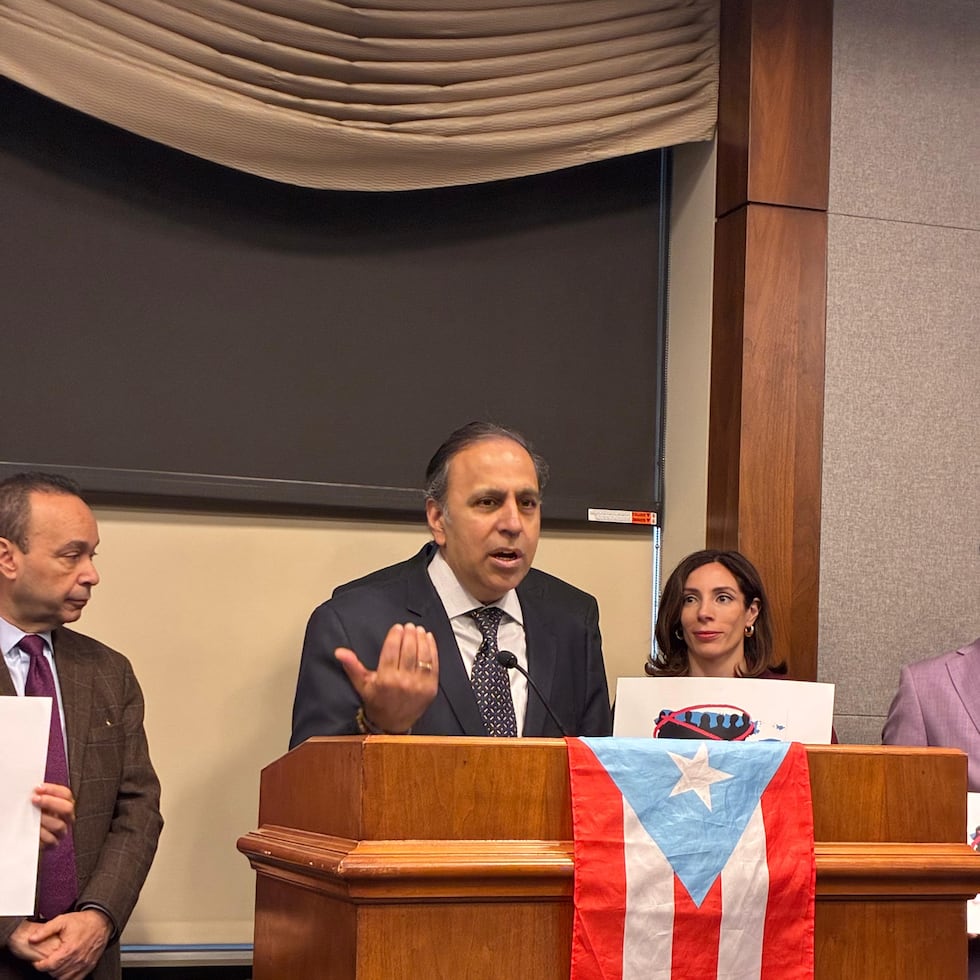 El congresista demócrata Raja Krishnamoorthi (Illinois) durante la presentación que busca acabar con la Junta de Supervisión Fiscal.