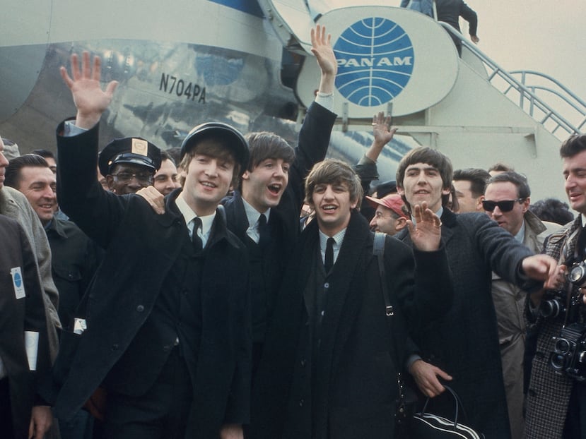 Los Beatles, de izquierda a derecha, John Lennon, Paul McCartney, Ringo Starr y George Harrison, a su llegada al Aeropuerto Internacional John F. Kennedy en Nueva York, el 7 de febrero de 1964.