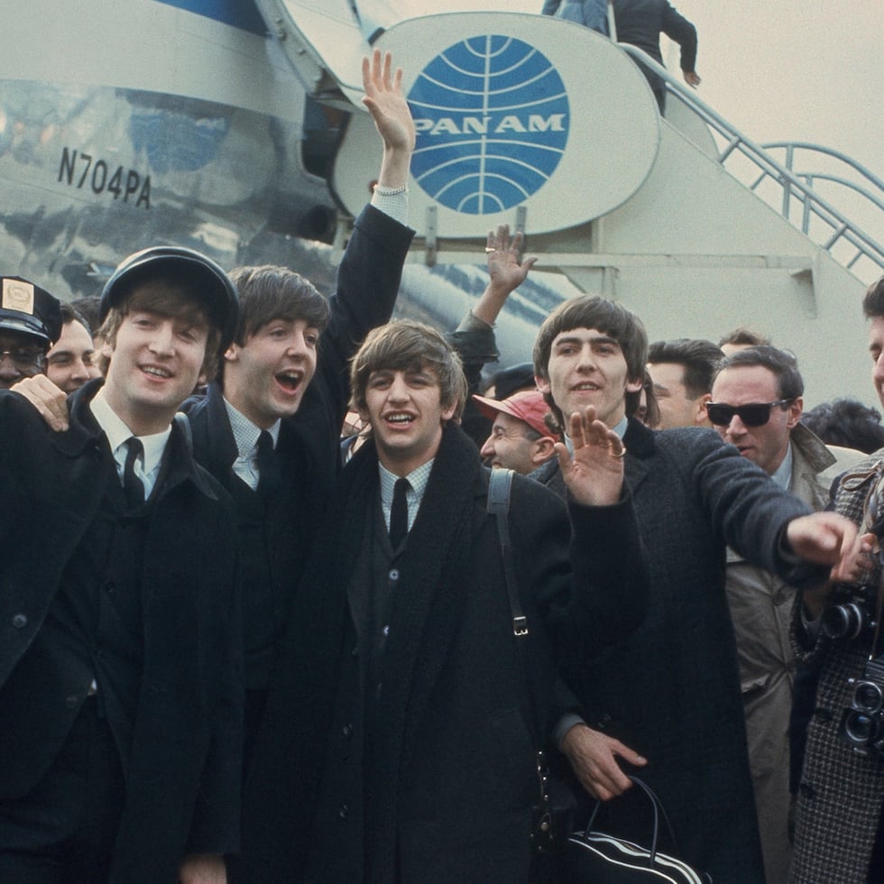 Los Beatles, de izquierda a derecha, John Lennon, Paul McCartney, Ringo Starr y George Harrison, a su llegada al Aeropuerto Internacional John F. Kennedy en Nueva York, el 7 de febrero de 1964.
