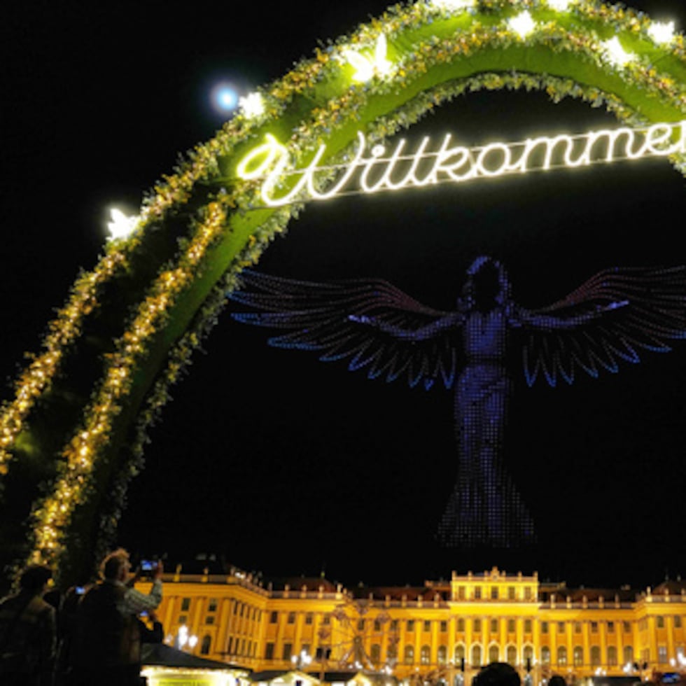 3000 drones muestran una imagen de la superestrella austriaca Concita Wurst en preparación para el próximo Festival de Eurovisión frente al castillo de Schonbrunn en Viena, Austria, el lunes 27 de abril de 2026. (AP Photo/Matthias Schrader)