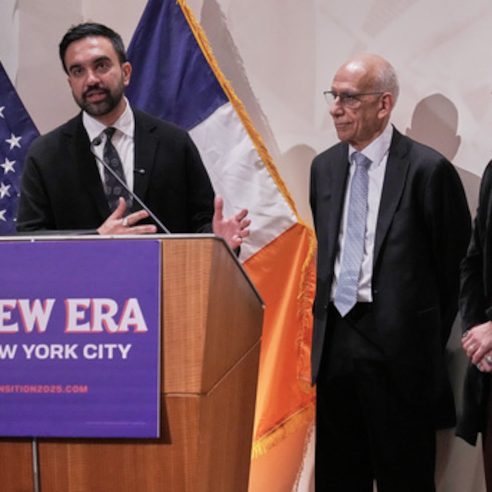 El alcalde electo de Nueva York Zohran Mamdani (izq) anuncia el nombramiento de Dean Fuleihan (cent) como primer vicealcalde y Elle Bisgaard-Church como jefa de despacho en Nueva York el 10 de noviembre del 2025. (AP foto/Richard Drew)