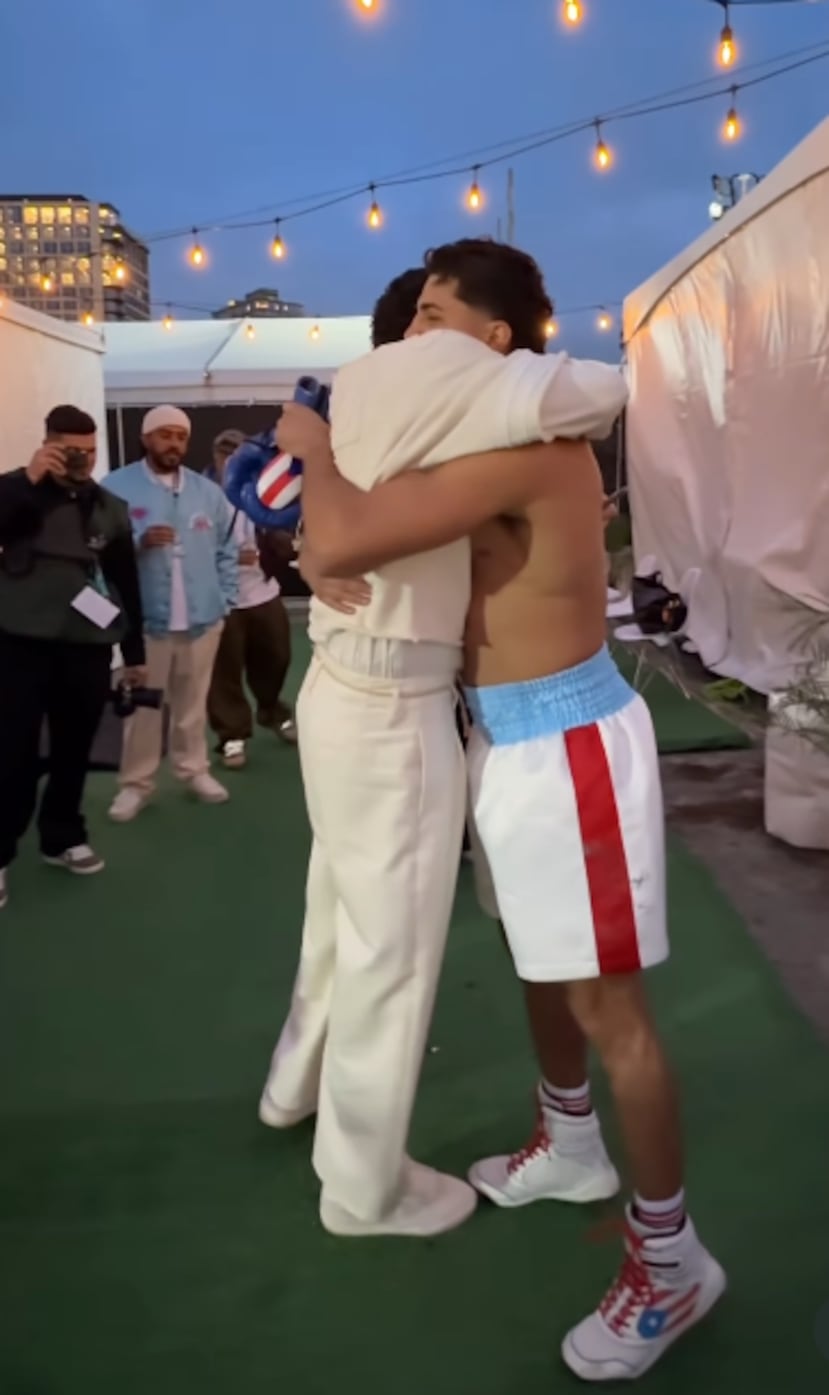 Xander Zayas y Bad Bunny intercambiaron palabras durante el fuerte abrazo.