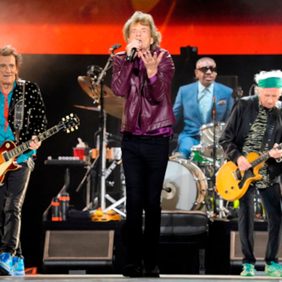 Ronnie Wood, desde la izquierda, Mick Jagger, Steve Jordan y Keith Richards de The Rolling Stones actúan durante la gira "Hackney Diamonds" el 27 de junio de 2024, en Chicago.