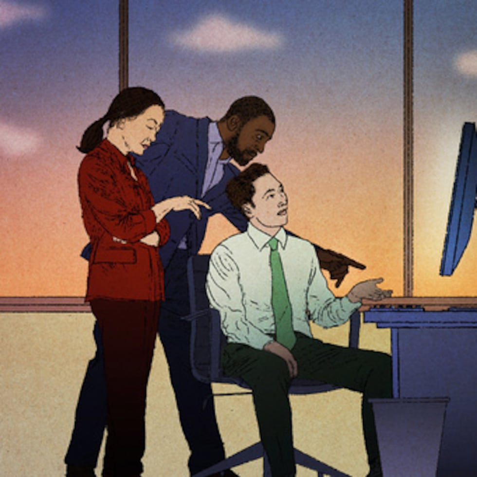 Equipo diverso colabora en proyecto digital.