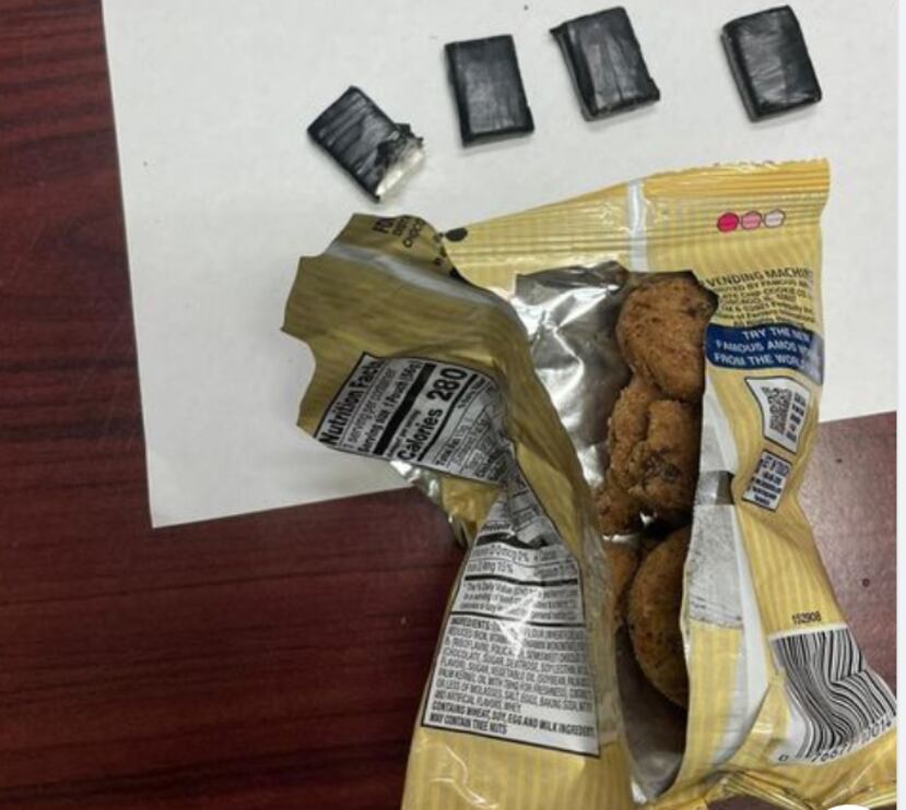 El 12 de septiembre de 2023, el DCR publicó, en redes sociales, que se había arrestado a una fémina que intentó entrar contrabando a la Institución Guayama 1000.