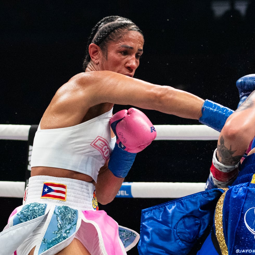 Amanda Serrano (izq.) conecta una derecha en su combate contra Reina Téllez.