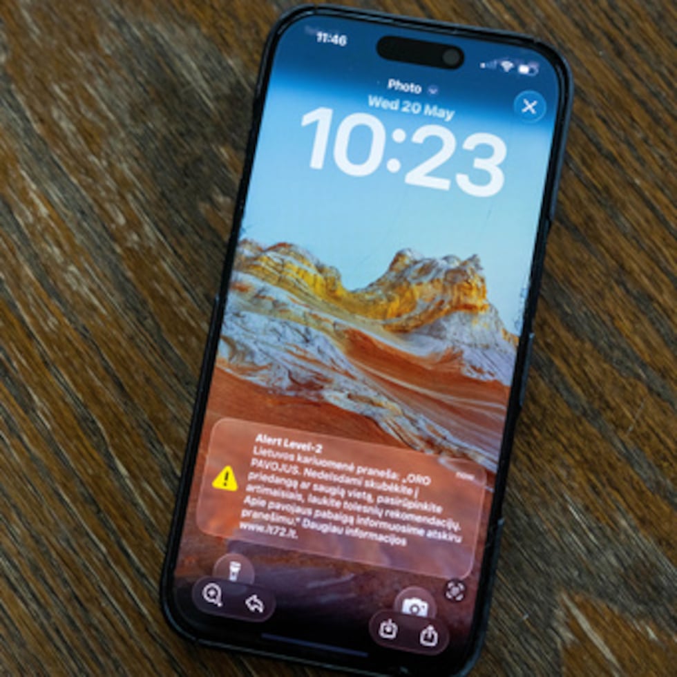 Un celular muestra el mensaje "El ejército lituano reporta "PELIGRO AÉREO. Diríjase de inmediato a un lugar seguro, cuide de sus seres queridos, espere más recomendaciones. Informaremos sobre el final del peligro en otro mensaje", en Vilna.