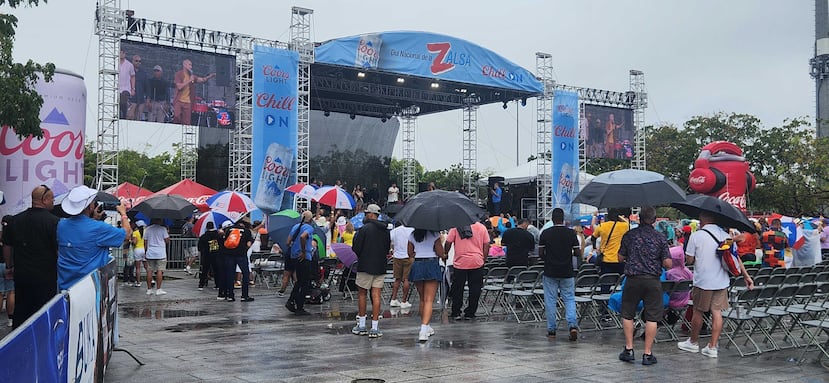Asistentes en la zona VIP durante la presentación de Manolito Rodríguez.