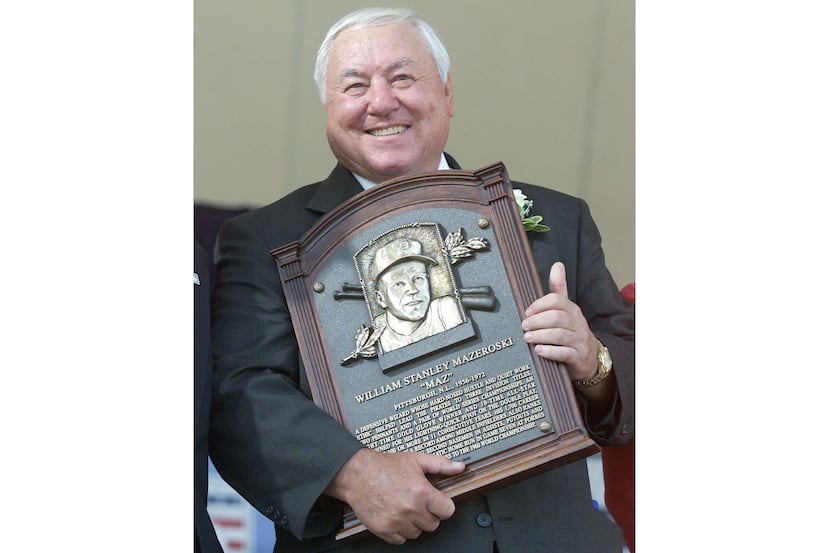 ARCHIVO - El exjugador de los Piratas de Pittsburgh, Bill Mazeroski, sostiene su placa durante la ceremonia de incorporación al Salón de la Fama del Béisbol Nacional de 2001, el domingo 5 de agosto de 2001, en Cooperstown, Nueva York. (Foto AP/John Dunn, Archivo)