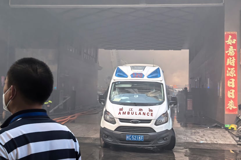 En esta fotografía difundida por la agencia de noticias Xinhua, una ambulancia espera en el lugar del incendio de una fábrica de calzado en la aldea de Jiangtou, municipio de Chendai, ciudad de Jinjiang, provincia de Fujian, en el sureste de China, el jueves 9 de julio de 2026. (Zheng Liang/Xinhua vía AP)