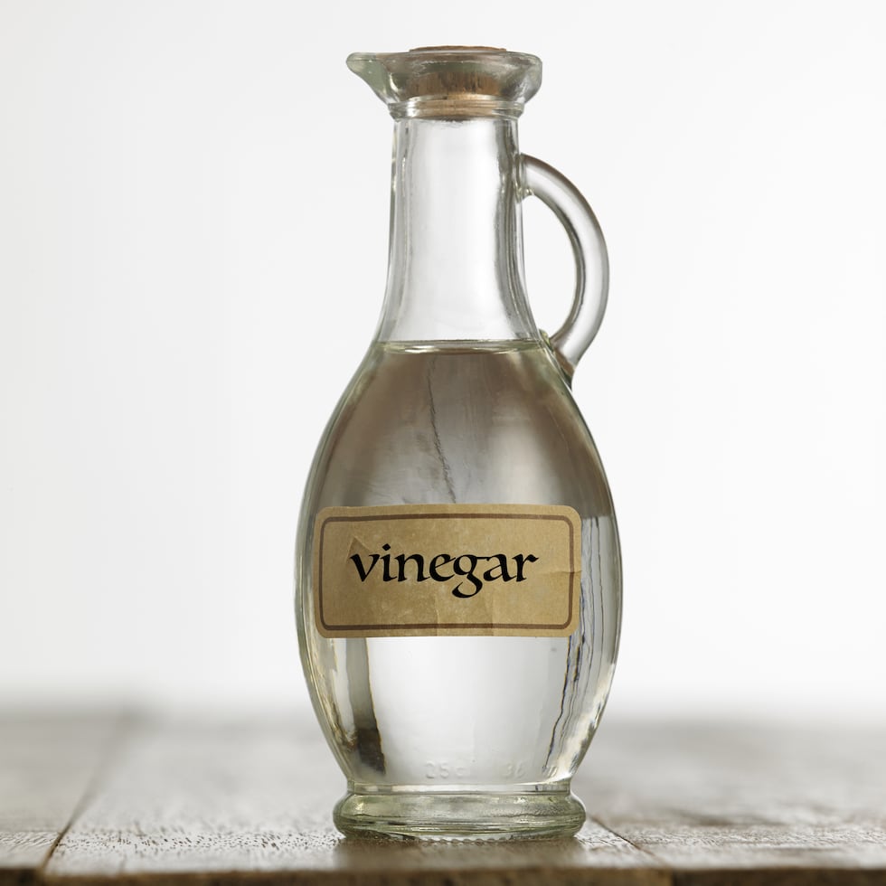 El vinagre blanco actúa como un desinfectante natural y ayuda a eliminar manchas y olores no deseados.