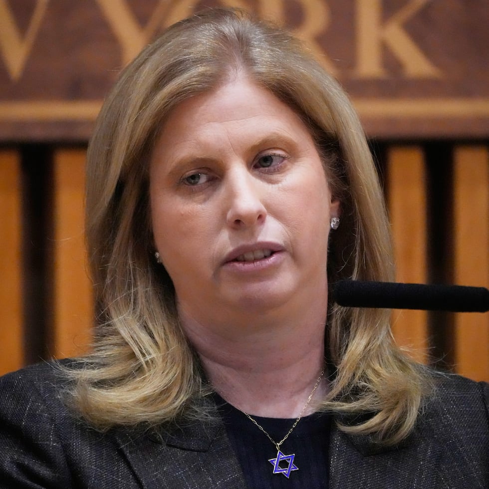 La comisionada de policía de la ciudad de Nueva York, Jessica Tisch, dijo que una mujer herida estaba en estado crítico.