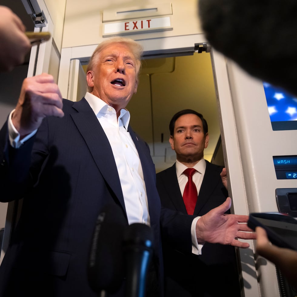 Donald Trump (izq) y Marco Rubio (der.) hablaron con periodistas a bordo del Air Force One mientras viajaban de Malasia a Japón.