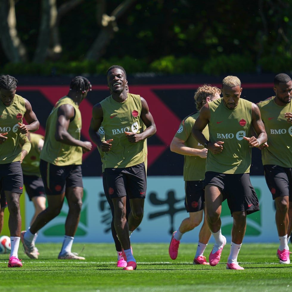 Al centro, Tani Oluwaseyi, de Canadá, usa las Adidas F50 Hyperfast Elite. Otros jugadores de la selección canadiense utilizan modelos de la coleción Road to Glory, para una práctica en Vancouver.