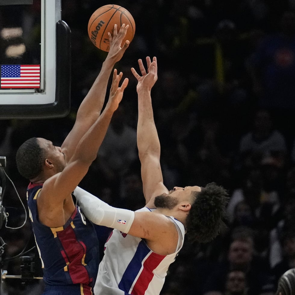 Cade Cunningham, base de los Pistons de Detroit, dispara frente a Evan Mobley, de los Cavaliers de Cleveland, en el sexto partido de las semifinales de la Conferencia Este, el viernes 15 de mayo de 2026 (AP Foto/Sue Ogrocki)