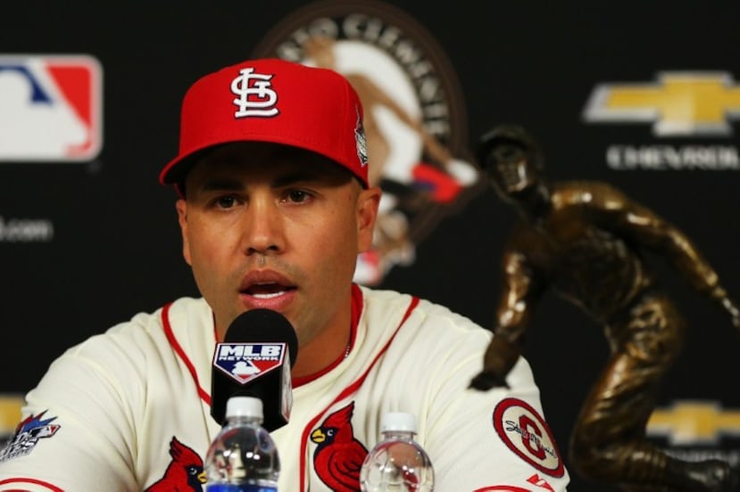 Carlos Beltrán ganó el Premio Roberto Clemente en 2013, cuando vestía el uniforme de los Cardinals de San Luis.