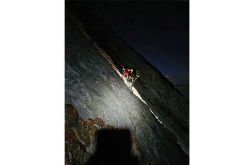 Imagen de la cobertura de: Rescatan a montañista varado en California tras una misión de 15 horas