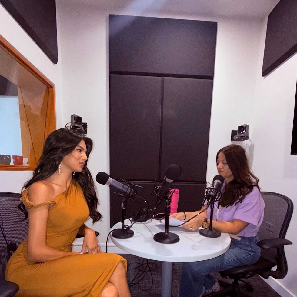 Zashely Alicea junto a la periodista Damaris Hernández Mercado de El Nuevo Día.
