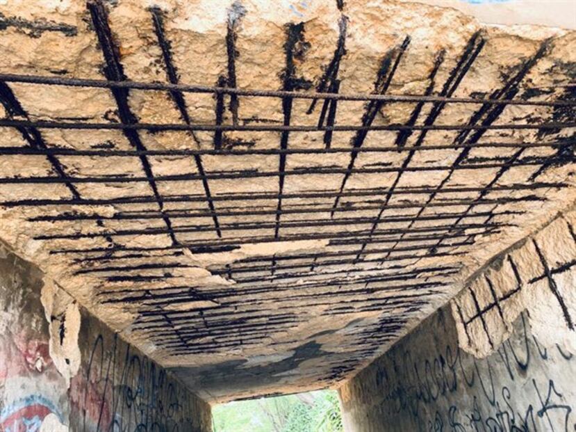 Entre los daños está la caída del empañetado y varillas expuestas. (Suministrada)