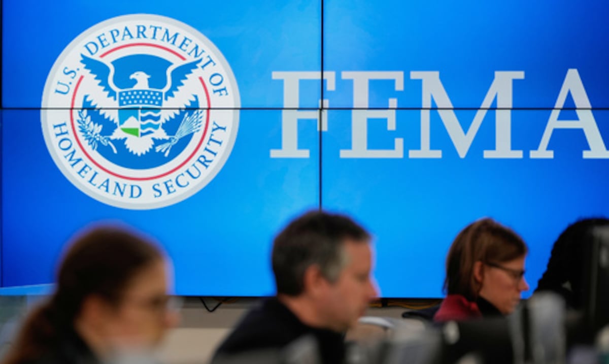 Jueza federal declara ilegal el plan de Trump de recortar 50% del personal de FEMA