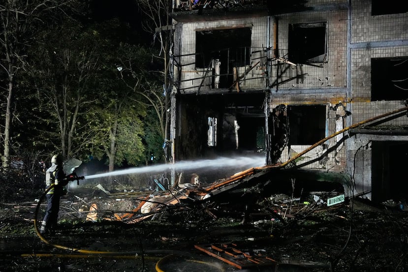 Personal de los servicios de emergencia trabaja para extinguir un incendio tras los ataques con misiles rusos en Kiev, Ucrania, el sábado 1 de agosto de 2026. (Foto AP/Efrem Lukatsky)