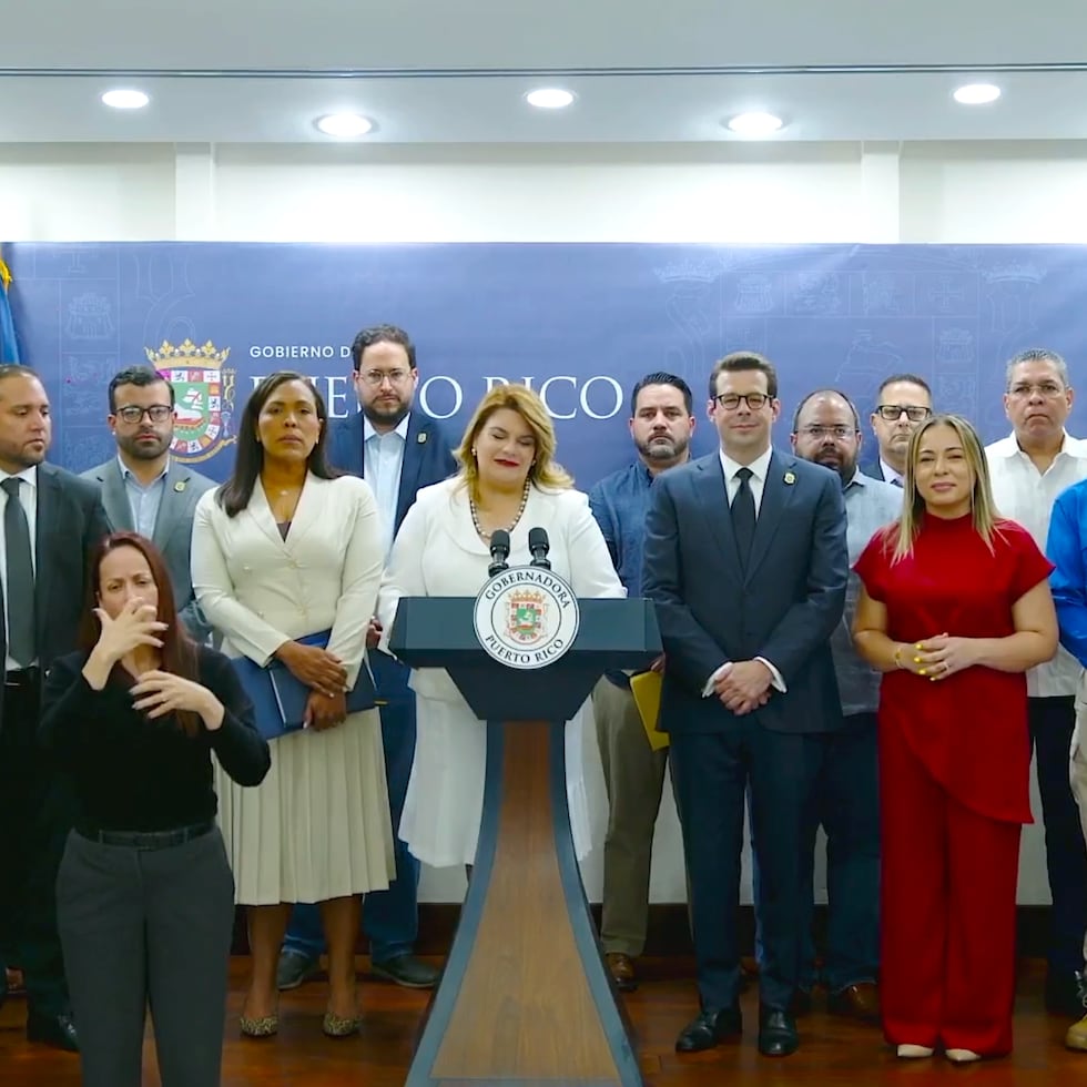 El bando de Thomas Rivera Schatz apretó la presión durante pasados días, escribe Ángel Rosa. En la foto, la gobernadora, rodeada de los miembros de su gabinete, anunció la salida de Francisco Domenech