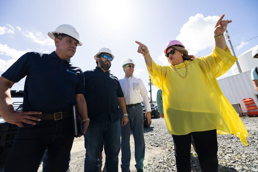 A la derecha, la gobernadora Jenniffer González, junto a funcionarios de Genera PR y el zar de Energía, Josué Colón, durante la visita a Palo Seco.