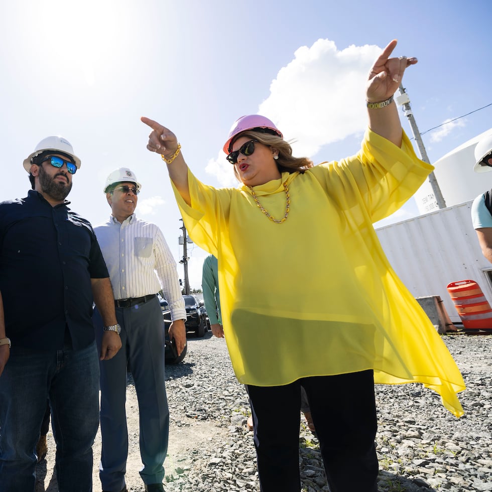 Más allá de su defensa por el uso del gas natural, la gobernadora Jenniffer González (derecha) sostuvo que Puerto Rico suple su combustible de Colombia, de México y una parte de África.