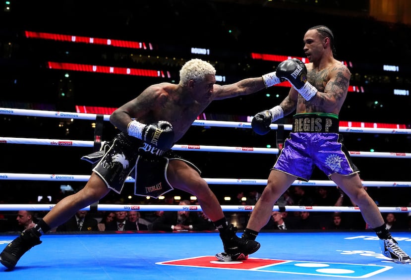 Conor Benn (izquierda) y Regis Prograis intercambian golpes durante el combate de peso wélter en el Tottenham Hotspur Stadium, en Londres, el sábado.