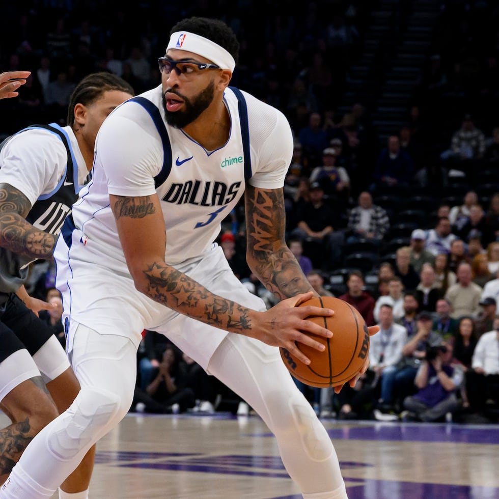Anthony Davis, de los Mavericks de Dallas, controla el balón durante un juego contra el Jazz de Utah.