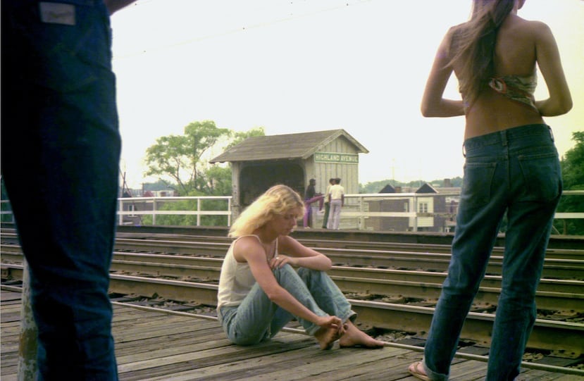 Mujeres jóvenes en la parada de tren de Highland Avenue, Chester, Pensilvania, mediados de la década de 1970.