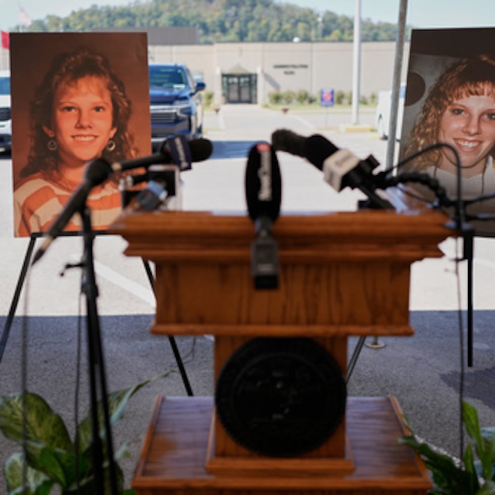 Las fotografías de Colleen Slemmer, asesinada en 1995, se exponen en el exterior del centro penitenciario de máxima seguridad de Riverbend antes de la ejecución prevista de Christa Pike, el miércoles 30 de septiembre de 2026, en Nashville, Tennessee. (Foto AP/George Walker IV)