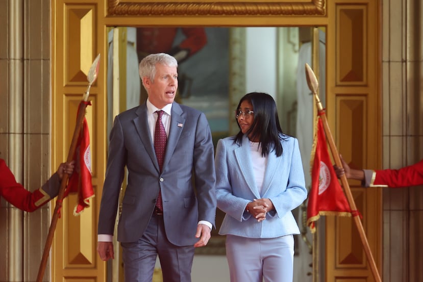 El secretario de Energía de Estados Unidos, Chris Wright (i), y la mandataria encargada de Venezuela, Delcy Rodríguez, caminan al finalizar una reunión este miércoles, en Caracas (Venezuela). Venezuela y Estados Unidos establecieron una "asociación productiva a largo tiempo" en materia energética y discutieron proyectos en petróleo, gas, minería y energía eléctrica, anunció Rodríguez, junto Wright, tras sostener una reunión privada en Caracas.
