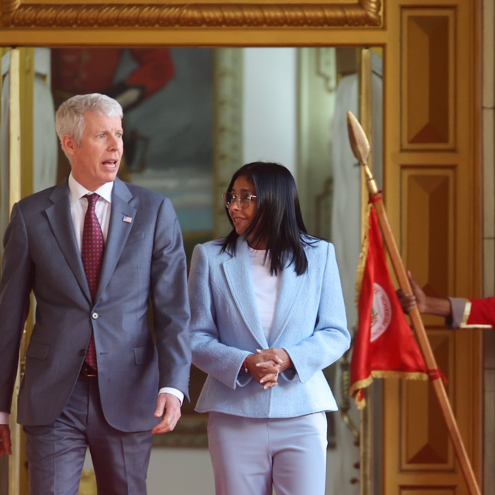 El secretario de Energía de Estados Unidos, Chris Wright y la mandataria encargada de Venezuela, Delcy Rodríguez, caminan al finalizar una reunión en Caracas. Venezuela y Estados Unidos establecieron una "asociación productiva a largo tiempo" en materia energética y discutieron proyectos en petróleo, gas, minería y energía eléctrica, anunció Rodríguez, junto Wright, tras sostener una reunión privada en Caracas.