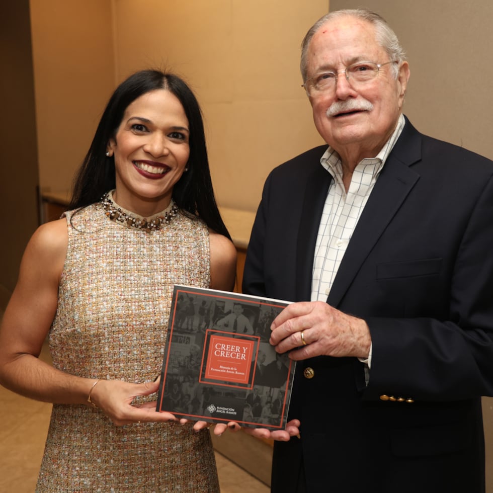 La escritora y periodista Ana Teresa Toro y el licenciado Rafael Cortés Dapena presentan el libro “Creer y Crecer: Historia de la Fundación Ángel Ramos”, recién publicado.