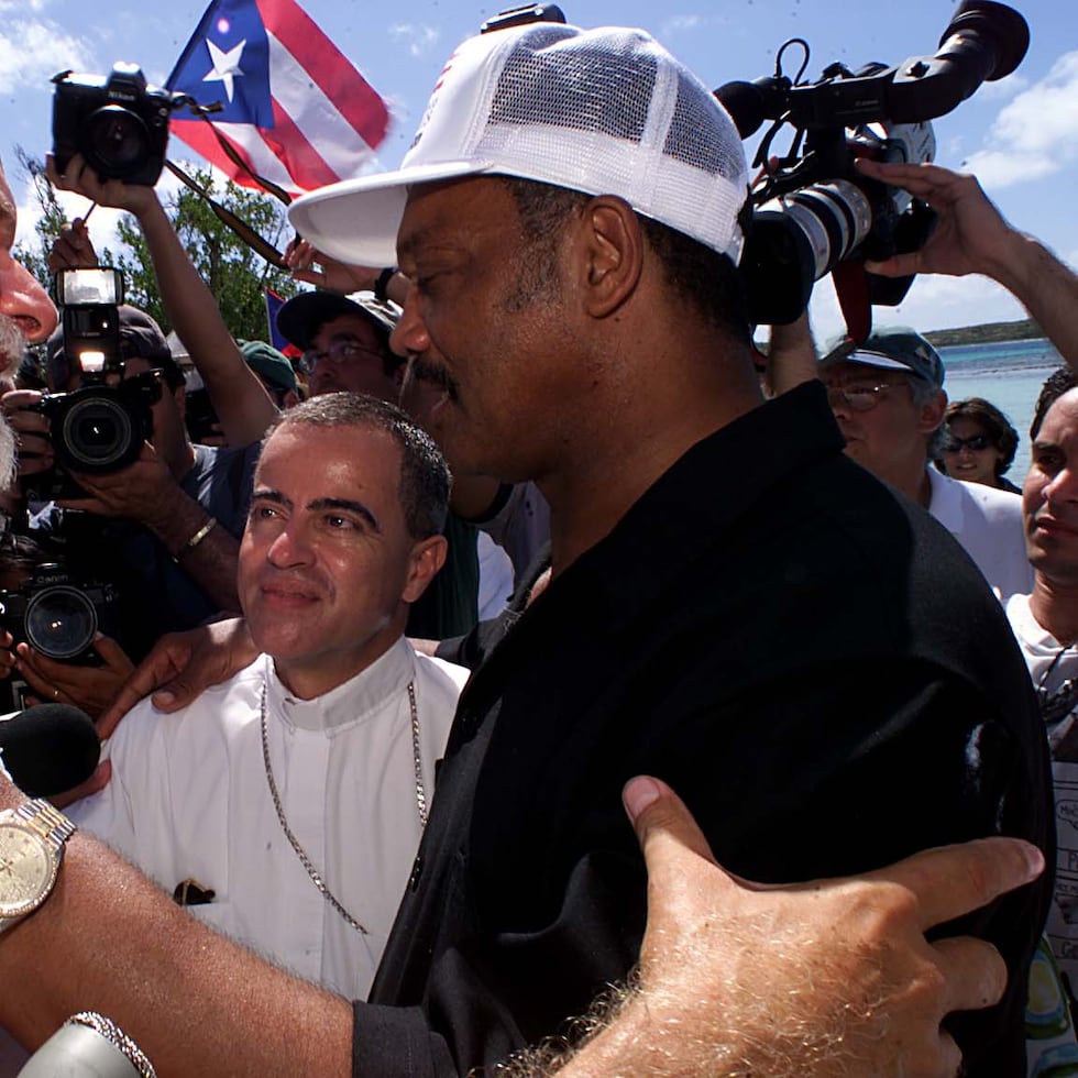 Jesse Jackson visitó a Rubén Berríos en su campamento de protesta en Vieques, durante las protestas de 1999 en contra de las maniobras militares en esa isla municipio. En la foto observa el arzobispo de San Juan, Roberto González Nieves.