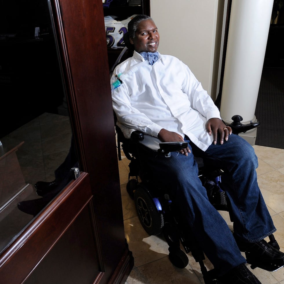 O.J. Brigance, quien fuera linebacker y actual director de desarrollo de jugadores de los Ravens de Baltimore, aparece cerca del trofeo Vince Lombardi —ganado en el Super Bowl de 2001, en el que él participó.