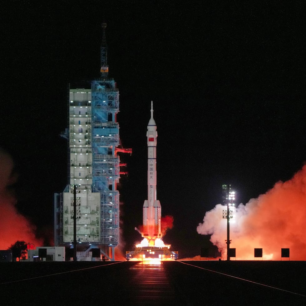 El cohete chino Larga Marcha 2F, que transporta a tres astronautas en la misión espacial tripulada Shenzhou 21, despega en el Centro de Lanzamiento de Satélites Jiuquan, en la provincia del mismo nombre, en el noroeste de China, el viernes 31 de octubre de 2025.