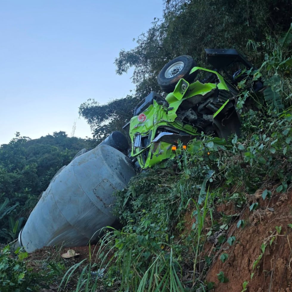 El accidente con camión volcado en Aguada.
