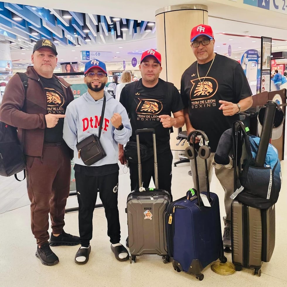 Oscar Collazo (segundo de izquierda a derecha) partió este domingo hacia California.