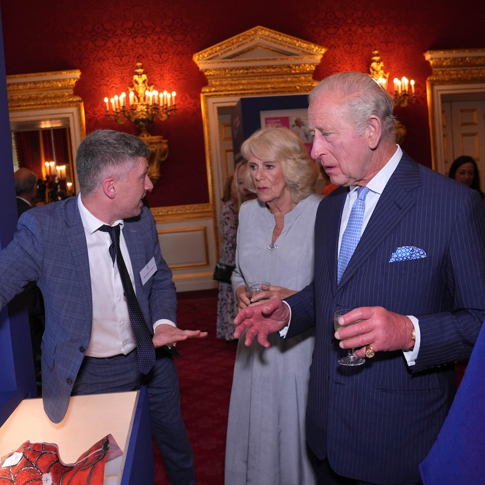 Reaparecen los reyes Charles y Camilla durante evento benéfico para organización de cáncer en Londres