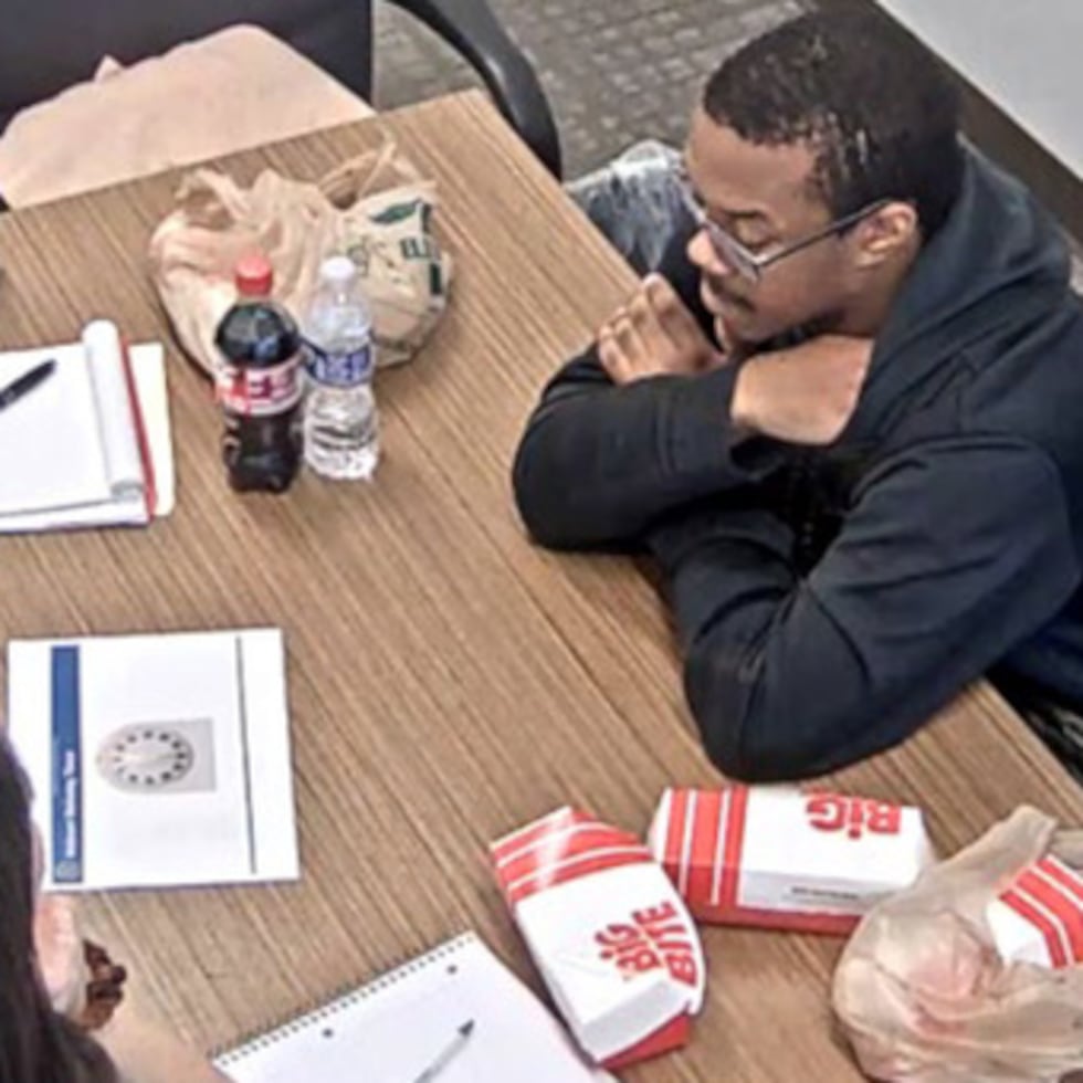 Esta imagen de vídeo contenida en un expediente judicial del Departamento de Justicia muestra a Brian J. Cole Jr.