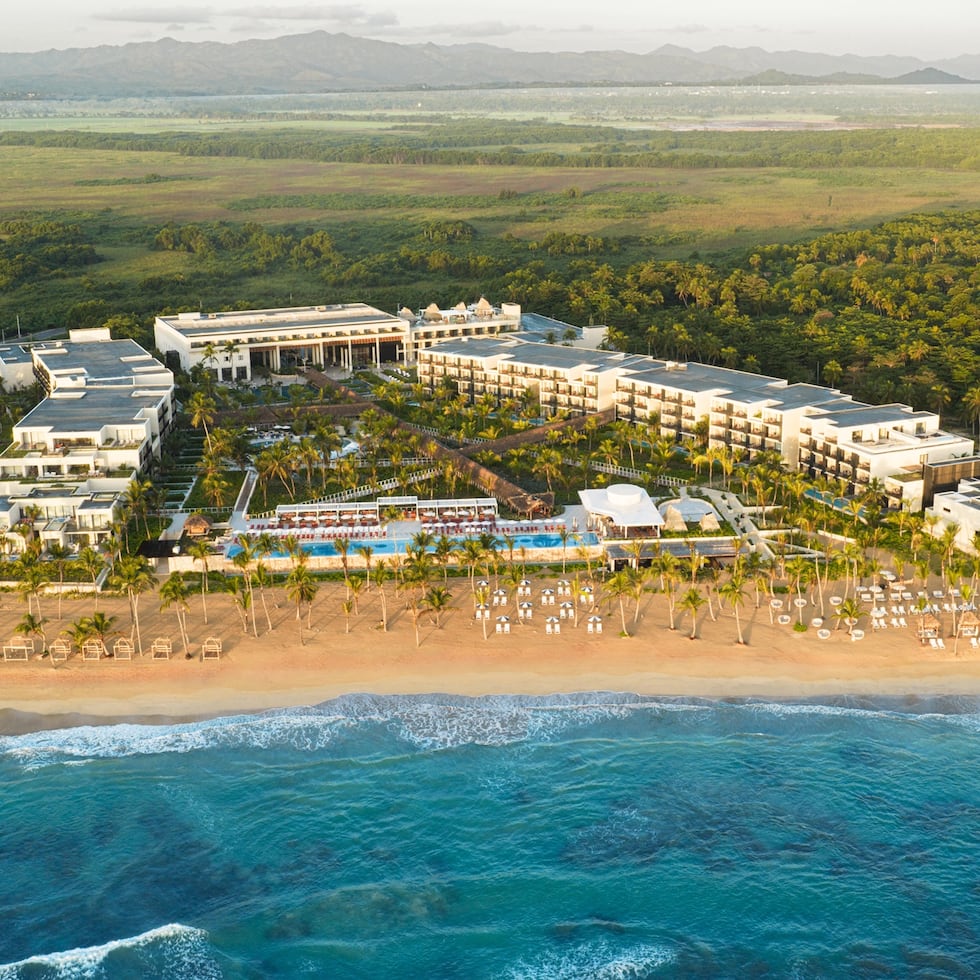 Vista panorámica del W Punta Cana, ubicado en Uvero Alto, a una hora del aeropuerto y flanqueado por verdor y mangles.