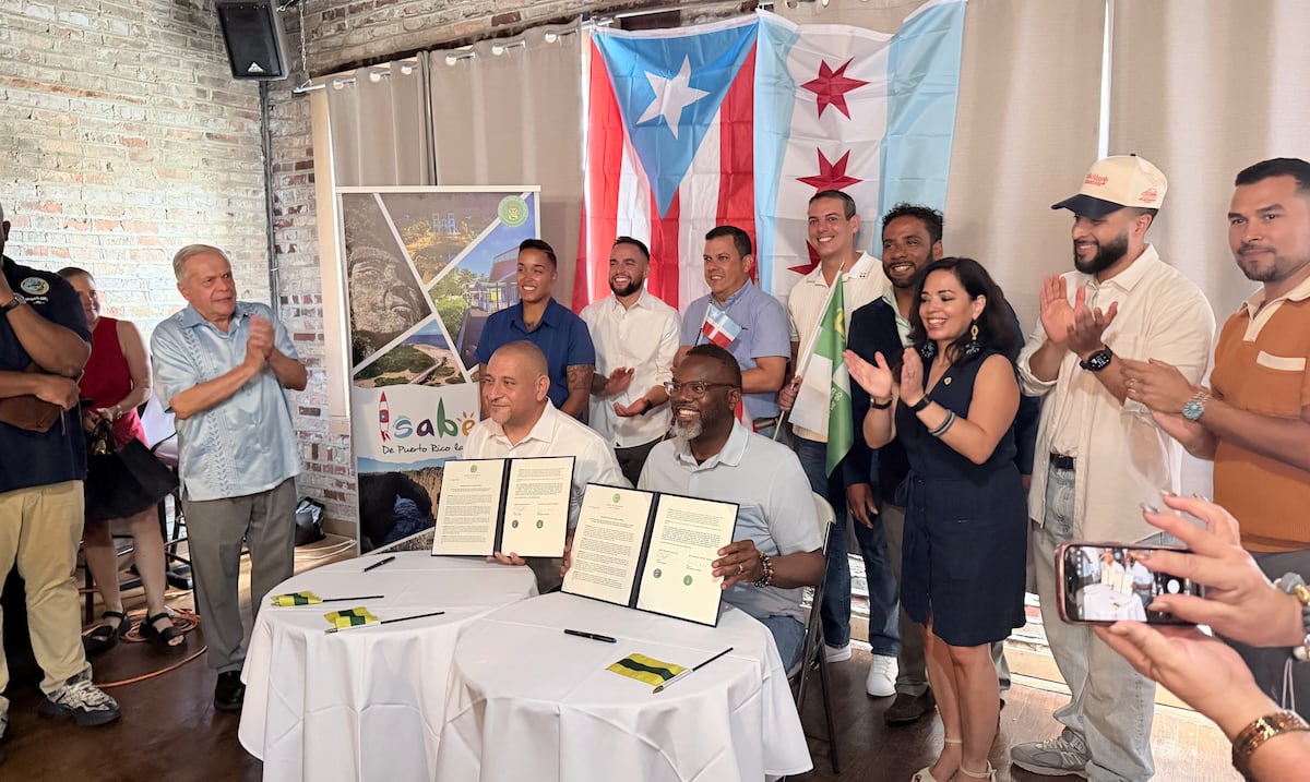 Alcaldes de Chicago e Isabela firman acuerdo de colaboración en la Fiesta Boricua