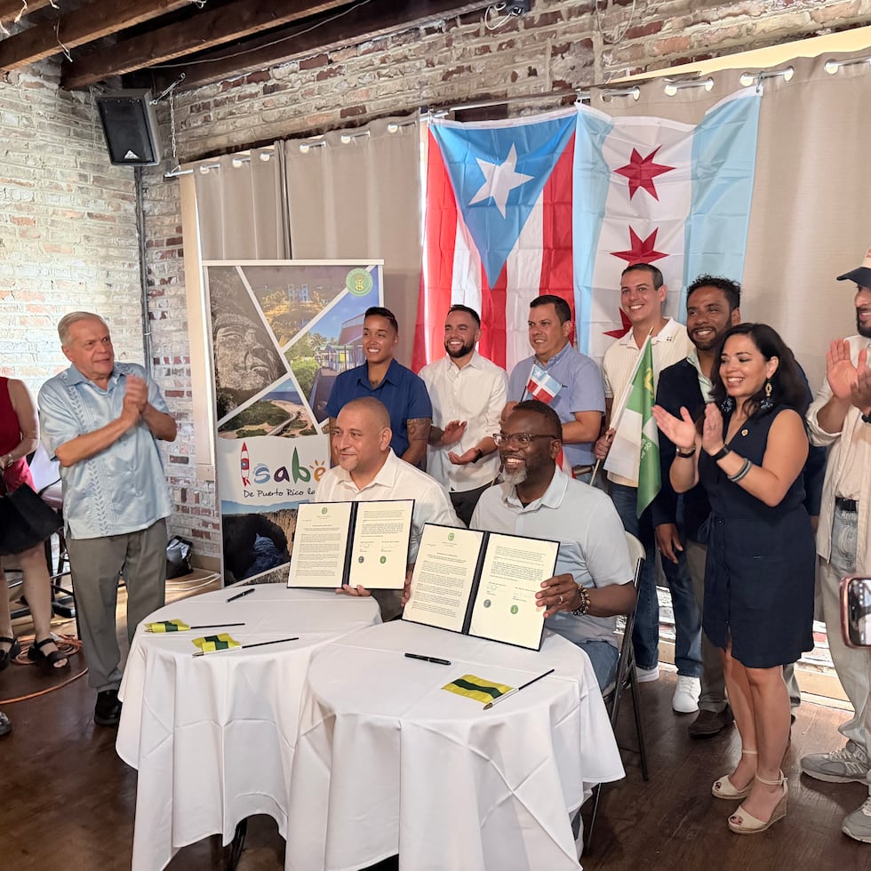 The mayors of Isabela, Miguel Méndez, and Chicago, Brandon Johnson, signed a cooperation agreement on Saturday.