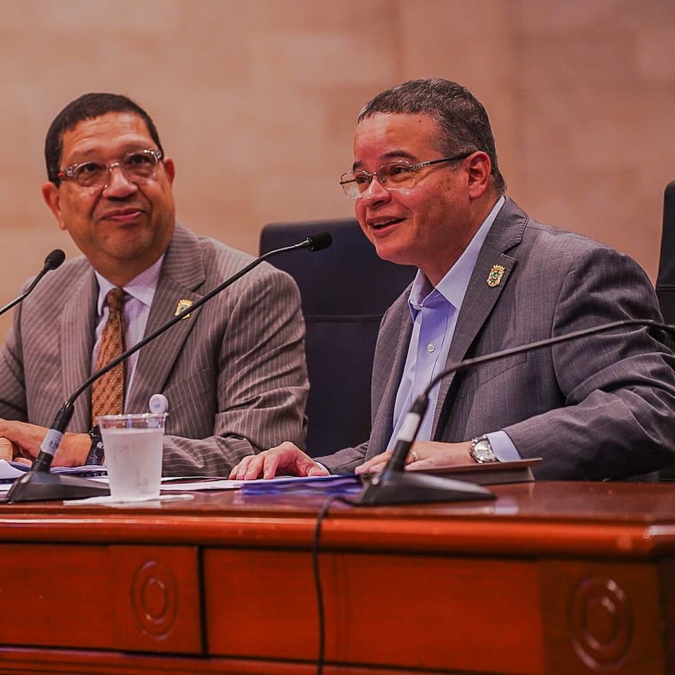 Health Secretary Víctor Ramos (right) and Health Insurance Administration (ASES) Executive Director Carlos Santiago Rosario (left) participated in a hearing held by the Senate Government Committee.