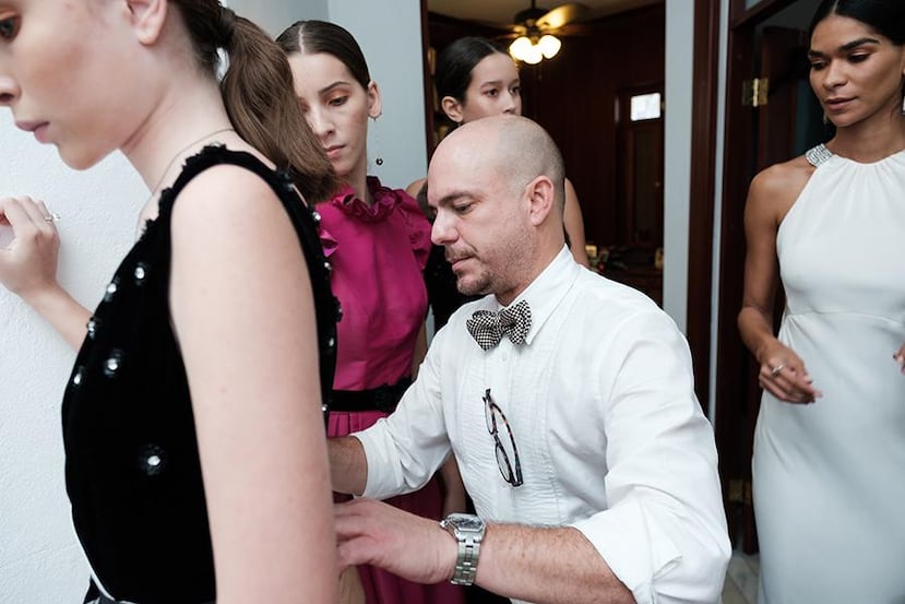 Vassallo trabaja una variedad de textiles que van desde estampados en chifón hasta organza, encajes tipo guipiure y chantilly.