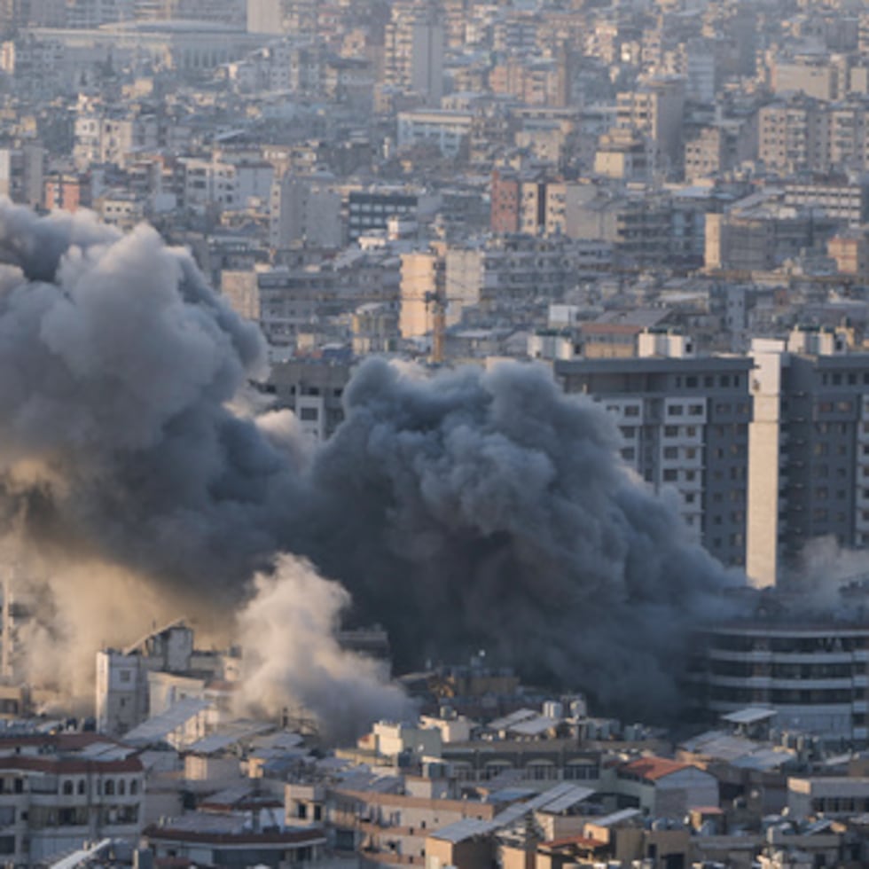 El humo se eleva desde un ataque aéreo israelí en Dahiyeh, en los suburbios del sur de Beirut, Líbano, martes 10 de marzo.