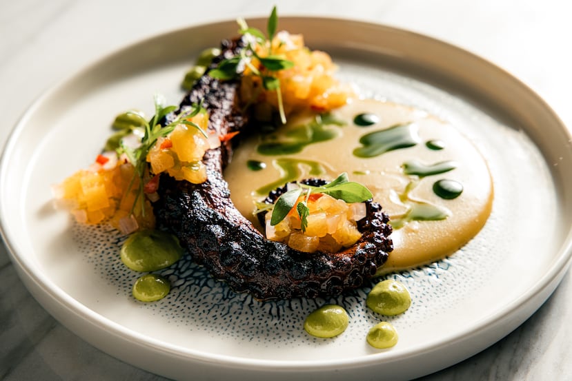 Pulpo glaseado con achiote sobre puré de plátano verde, con escabeche de piña, alioli de cilantro y lima de Azul Restaurant.